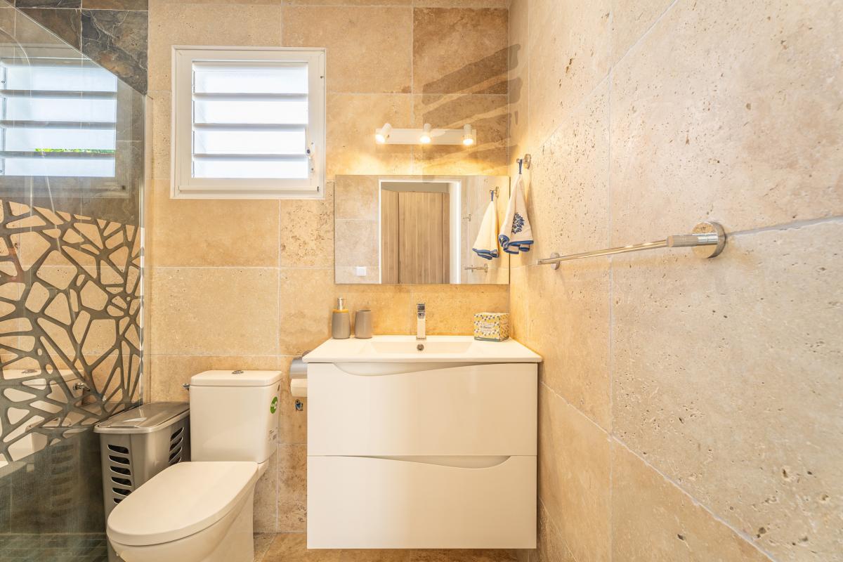 24Location villa piscine 4 chambres sainte luce_salle d'eau 1